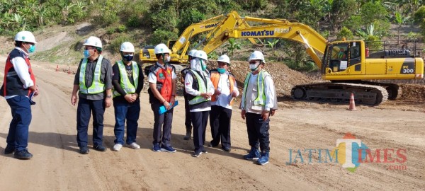 Gubernur Jatim, Kofifah Indar Parawangsa saat melihat pembangunan Pansela di Pantai Klathak (Joko Pramono for Jatim TIMES)
