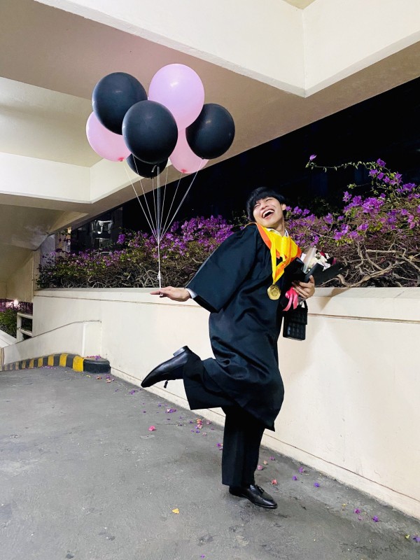Jabro, "mahasiswa bidadari" yang nge-dance di hadapan rektor, dosen, dan wisudawan Universitas Dr Soetomo. (Foto: Twitter @brojabrooo)