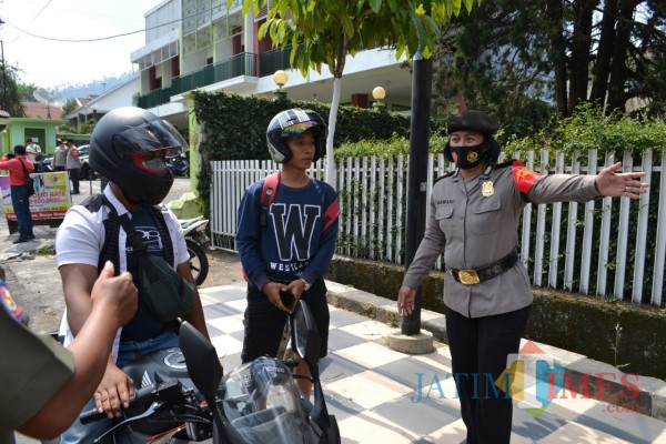 Kapolres Batu Harviadhi Agung Prathama saat menegur warga saat operasi jalan Trunojoyo Kelurahan Songgokerto, Senin (14/9/2020). (Foto: Irsya Richa/MalangTIMES)