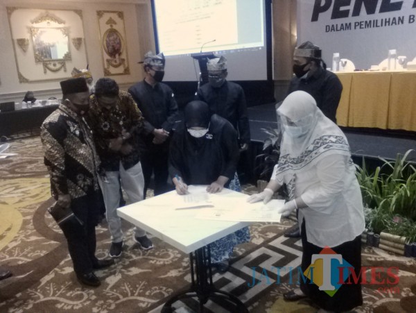 Komisioner KPU Menandatangani BAP DPS Pilkada Di Hotel Aston Banyuwangi Nurhadi Banyuwangi Jatim Times