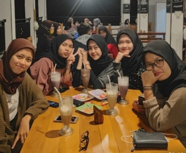 Sekelompok remaja sedang asyik menikmati malam di Bebe Cafe. (Foto: istimewa)