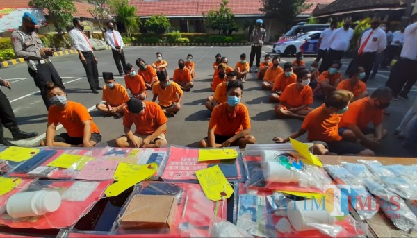 Para tersangka kasus narkoba saat dikumpulkan di mako Mapolresta Kediri dalam press rillis. ((Eko arif s/Jatimtimes)