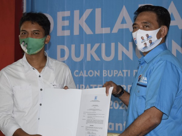 Penyerahan surat pernyataan dukungan Partai Gelora ke bapaslon Alfan - Zaenal