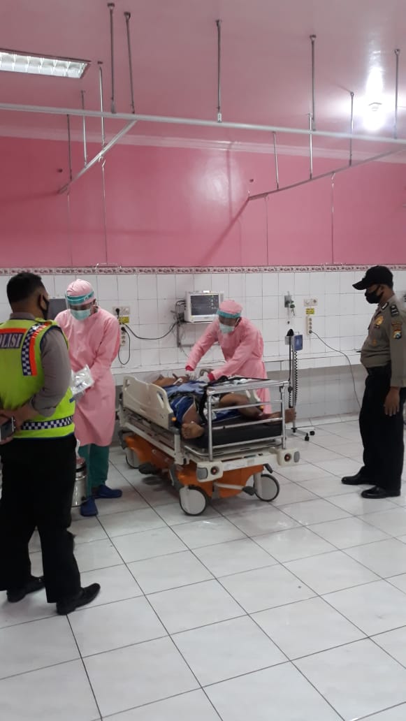 Pelaku penusukan di Jombang saat dirawat di RSUD Jombang. (Istimewa)