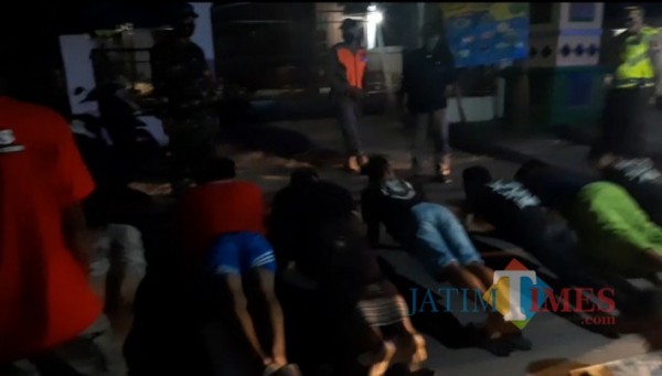 Pelanggar jam malam dihukum push up untuk efek jera