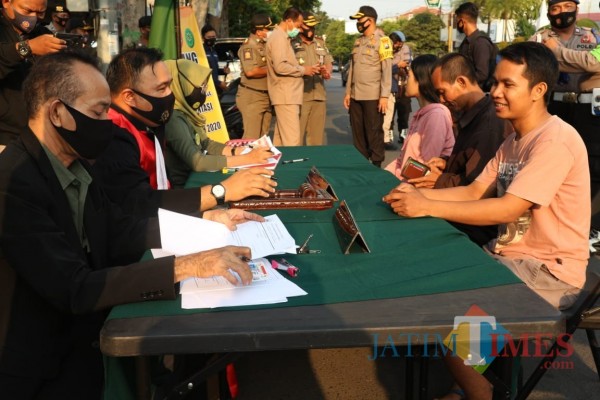Pelanggar protokol kesehatan di Jombang mengikuti sidang di tempat (Foto: Adi Rosul/ JombangTIMES)