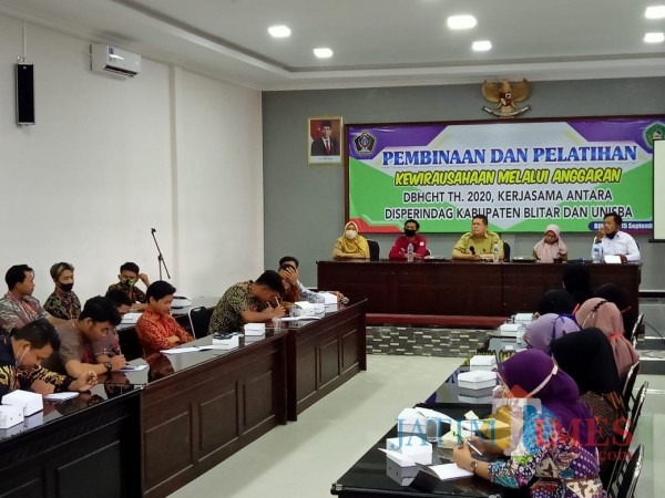 Pembinaan dan pelatihan Kewirausahaan digelar Disperindag dan Unisba Blitar.(Foto : Aunur Rofiq/BlitarTIMES)
