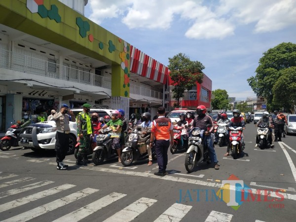 Petugas melakukan pemeriksanaan ke pengendara yang melintas di Kawasan Pasar Tanjung (Foto: Edy W)