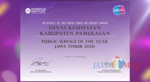 Piagam Public Service of The Year Jawa Timur 2020 di ajang Indonesia Marketeers Festival (MarkPlus Inc) 2020.
