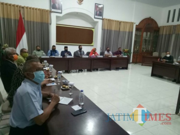 Rapat evaluasi Satgas Covid-19 Kabupaten Lumajang masih berlangsung (Foto : Moch. R. Abdul Fatah / Jatim TIMES)