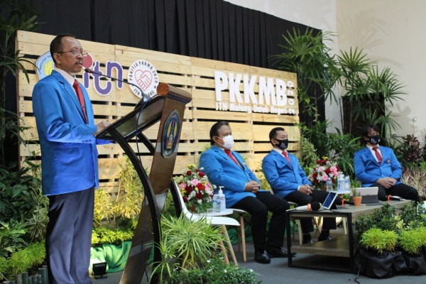 Rektor ITN Malang Dr Ir Kustamar MT (atas podium). (Foto: istimewa)