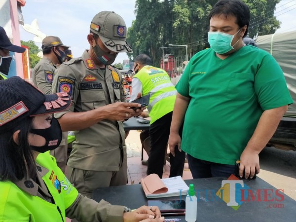 Sanksi tegas diberikan kepada masyarakat yang melanggar protokol kesehatan (Foto: Aunur Rofiq/ BlitarTIMES)