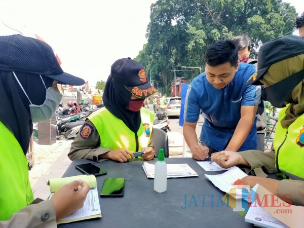 Sejumlah pengendara motor di Kota Blitar mendapat sanksi dari petugas gabungan karena tak pakai masker (Foto: Aunur Rofiq/ BlitarTIMES)