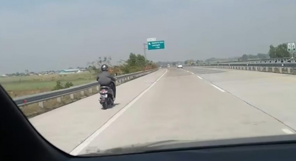 Seorang pemotor saat melintas di jalan tol Jombang. (Istimewa)