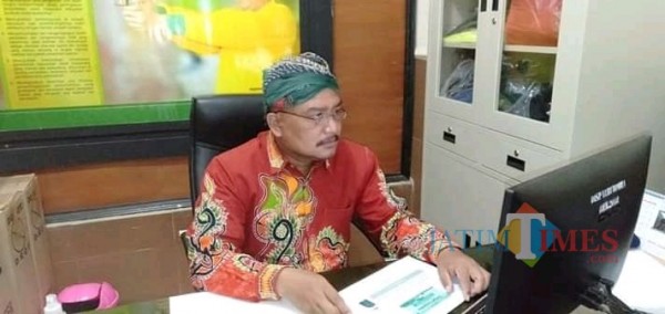 Kabid Pariwisata Disparbudpora Sumenep Imam Bukhari saat bekerja di kantornya. (Foto: Syaiful Ramadhani/JatimTIMES)