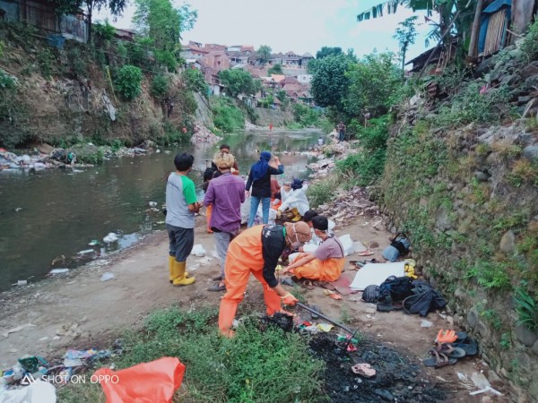 Suasana petugas kebersihan DLH Kota Malang bersama komunitas sedang memungut sampah di sungai (DLH for MalangTIMES)