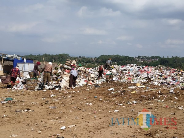 Tumpukan sampah di TPA Supit Urang (Hendra Saputra)