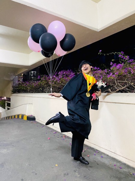 Jabro, "mahasiswa bidadari" yang nge-dance di hadapan rektor, dosen, dan wisudawan Universitas Dr Soetomo. (Foto: Twitter @brojabrooo)