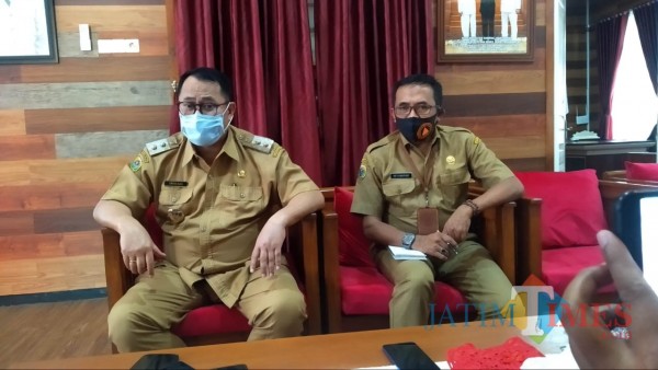 Wakil Bupati Bondowoso Irwan Bachtiar Rahmat didampingi Sekretaris BPBD Adi Sumaryadi (Foto: Abror Rosi/JatimTimes)