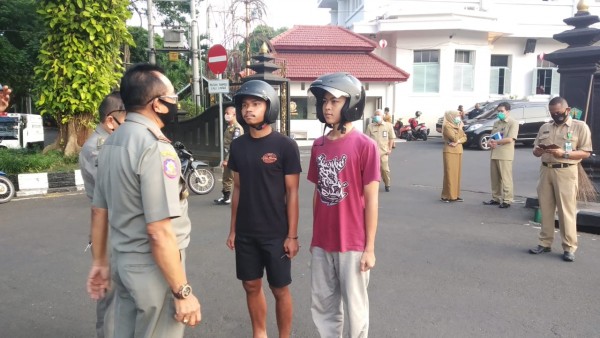 Pengguna jalan yang melanggar aturan tak kenakan masker beberapa saat lalu (Pipit Anggraeni/MalangTIMES).