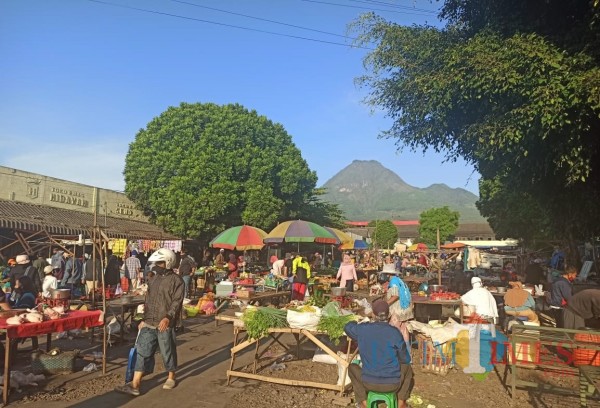 Aktivitas di Pasar Besar Kota Batu. (Foto: Irsya Richa/MalangTIMES)