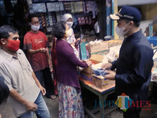 Bupati Banyuwangi Bagikan Masker Kepada Warga di Pasar Banyuwangi Nurhadi Banyuwangi Jatim Times