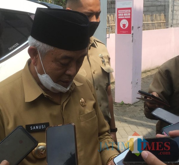Bupati Malang HM Sanusi (pakai peci) saat menanggapi perubahan PKPU nomor 4 tahun 2017 (Foto : Dokumen MalangTIMES)