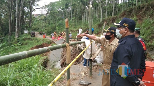 Bupati Tulungagung, Maryoto Birowo (baju hitam) melihat jalan yang longsor di Kradinan, Pagerwojo (foto : Joko Pramono/Jatim Times)