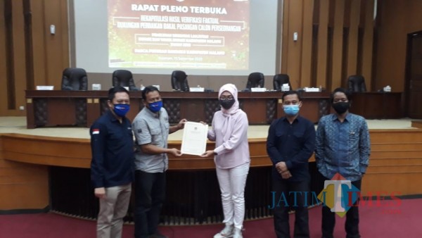 Heri Cahyono (dua dari kiri) dan Gunadi Handoko (paling kiri) saat menerima berkas dari KPU Kabupaten Malang usai pembacaan rekap hasil verfak perbaikan