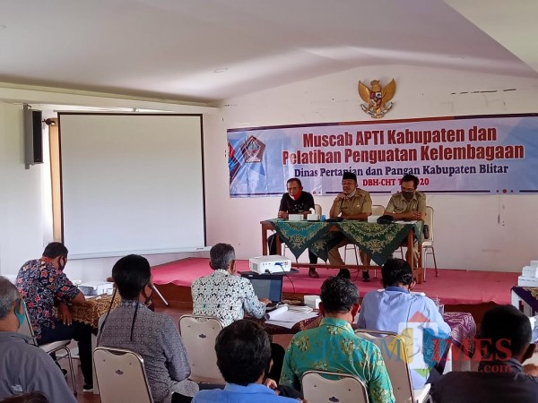 Kepala Dinas Pertanian dan Pangan Kabupaten Blitar Ir Wawan Widianto memberikan sambutan di Muscab APTI.(Foto : Aunur Rofiq/BlitarTIMES)
