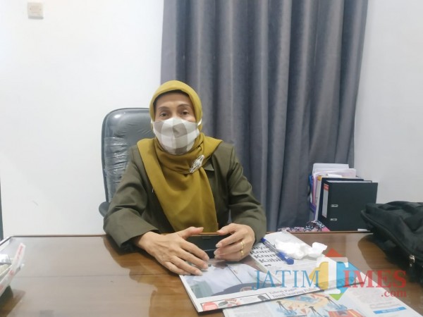Kepala Dinsos-P3AP2KB Penni Indriani (Hendra Saputra)