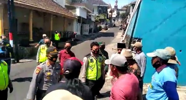 Situasi dan kondisi saat pihak kepolisian memberikan pengarahan kepada warga yang berjaga-jaga di rumah Purwati agar segera membubarkan diri, Senin (14/9/2020). (Foto: Istimewa)