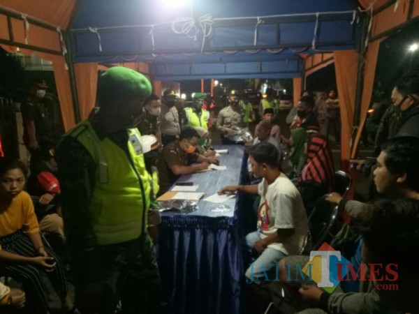 Para pelanggar yang terjaring operasi masker di Lumajang (Foto : Moch. R. Abdul Fatah / Jatim TIMES)