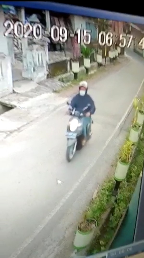 Potongan gambar CCTV ibu dijambret di Jalan Terong. (Ist)