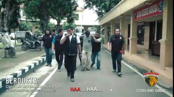 Potongan gambar dari video klip lagu Berdusta ciptaan Kasatresnarkoba Polres Jombang AKP Moch Mukid. (Istimewa)