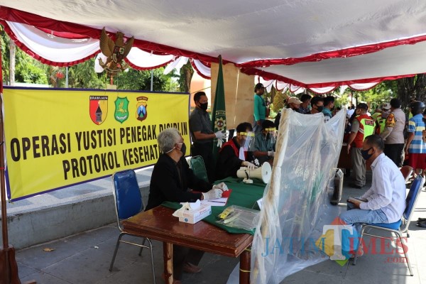 Salah seorang warga saat terjaring operasi yustisi tertib pemakaian masker di Kabupaten Sumenep (Foto: Ist/JatimTIMES)
