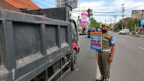 Satpol PP Tulungagung sosialisasikan Pergub Nomer 53/2020 (dok. Pol PP Tulungagung)