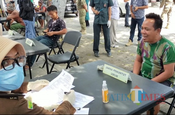 Seorang pria bayar denda razia prokes dengan uang Rp 2 ribu.(Foto : Aunur Rofiq/BlitarTIMES)