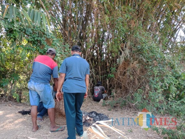 Upaya warga melakukan ritual di kebun bambu untuk mencari warga yang hilang. (Foto : Adi Rosul / JombangTIMES)
