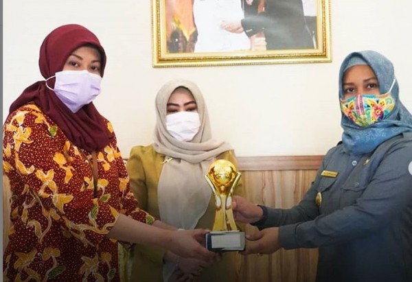 Wali Kota Ning Ita secara simbolis menerima penghargaan Top BUMD Award 2020 (Foto: IG @humaspemkotmojokerto)