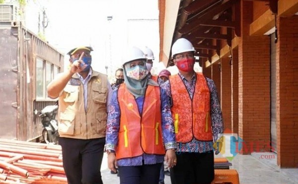Wali Kota Mojokerto Ning Ita meninjau progres pembangunan Pasar Benteng Pancasila dan pasar di rest area Gunung Gedangan. (Foto: IG @humaspemkotmojokerto)