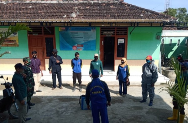 Apel sebelum penyemprotan fasilitas umum desa Sembung Tuban