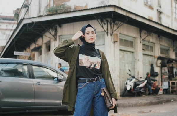 Gaya selebgram Helmi Nursifah saat mengenakan outfit bertema earth tone. (Foto: Instagram @helminursifah).