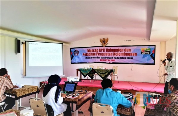Pengurus dan anggota APTI Kabupaten Blitar mengikuti pelatihan penguatan kelembagaan (Foto: Aunur Rofiq/ BlitarTIMES)