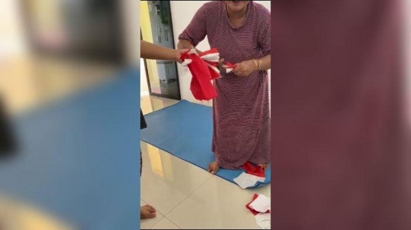 Emak-emak gunting bendera merah putih (Foto: Ig ndorobeii)