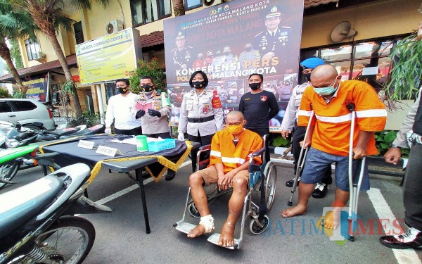 Kedua pelaku residivis yang kemabli berulah mencuri motor saat dirilis di Polresta Malang Kota (Anggara Sudiongko/MalangTIMES)