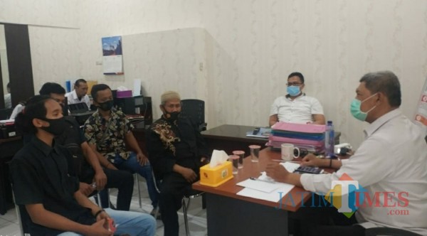 Ketua PSNU PN Tulungagung, Suwito (berpeci) dan korban pemukulan saat di Polda Jatim (ist)