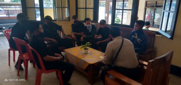 Beberapa Satpam saat melaporkan RF di Mapolsek Kencong