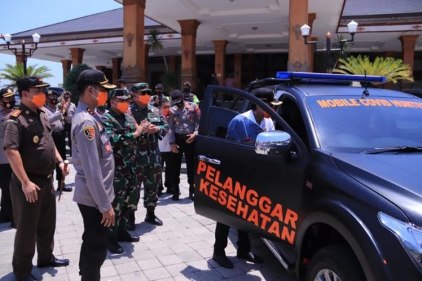 Peluncuran Mobile Covid Hunter di depan Pendopo Ronggo Djoemeno