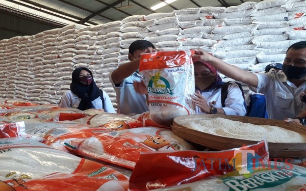 Pengecekan beras bansos di gudang Bulog Jombang. (Foto: Adi Rosul / JombangTIMES)